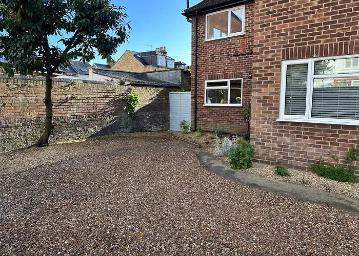 Large 2-Bedroom Maisonette With Free Parking